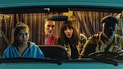 Blasco, Mariela, Marta and Lidia sitting the van Nessa