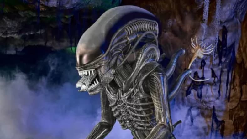 MASSIVE Xenomorph Animatronic Lands at Spirit Halloween for Spooky Season!