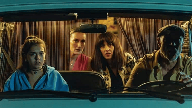 Blasco, Mariela, Marta and Lidia sitting the van Nessa