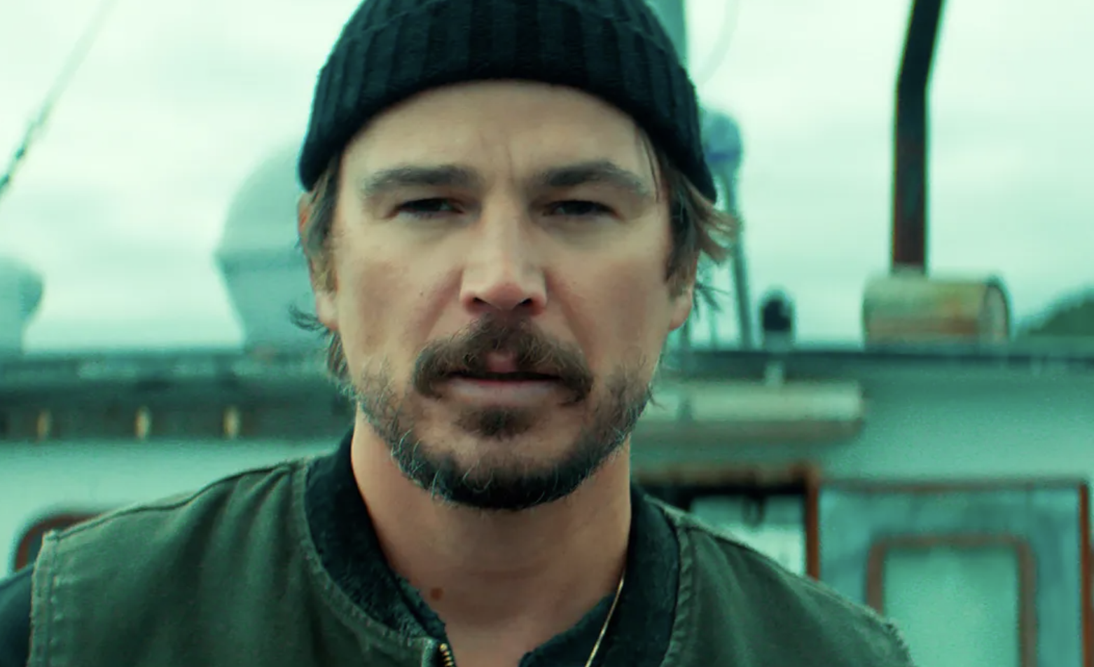 Josh Hartnett  Takes on a Sea Creature in Netflix’s New Series ‘Below’! [Images]